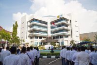 Dalam rangka Hari Listrik Nasional ke-79 sekaligus Hari Sumpah Pemuda ke-96, PLN Batam menggelar upacara bendera dengan  mengusung tema “Energi baru untuk Indonesia Maju”. Kegiatan ini juga merupakan puncak perayaan Hari Listrik Nasional ke-79. Foto: INIKEPRI.COM