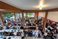 Ratusan pemuda Sei Beduk berfoto bersama Amsakar Achmad seusai diskusi. Foto: INIKEPRI.COM