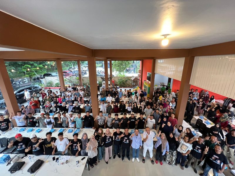 Ratusan pemuda Sei Beduk berfoto bersama Amsakar Achmad seusai diskusi. Foto: INIKEPRI.COM