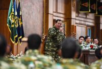 Presiden Prabowo Subianto memberikan pembekalan pada kegiatan rapat kerja dan retret Kabinet Merah Putih 2024-2029 di Ruang Makan Husein Taruna Akademi Militer, Magelang, Jawa Tengah, Jumat (25/10/2024). Dalam pembekalan tersebut Prabowo menyampaikan agar para Kabinet Merah Putih dan Utusan Presiden dapat melihat semangat, disiplin seorang prajurit yang siap berkorban jiwa dan raga untuk bangsa dan negara, sehingga para menteri siap untuk membela kepentingan bangsa dan rakyat Indonesia. ANTARA FOTO/Muhammad Adimaja/wpa.