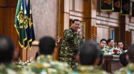 Presiden Prabowo Subianto memberikan pembekalan pada kegiatan rapat kerja dan retret Kabinet Merah Putih 2024-2029 di Ruang Makan Husein Taruna Akademi Militer, Magelang, Jawa Tengah, Jumat (25/10/2024). Dalam pembekalan tersebut Prabowo menyampaikan agar para Kabinet Merah Putih dan Utusan Presiden dapat melihat semangat, disiplin seorang prajurit yang siap berkorban jiwa dan raga untuk bangsa dan negara, sehingga para menteri siap untuk membela kepentingan bangsa dan rakyat Indonesia. ANTARA FOTO/Muhammad Adimaja/wpa.