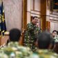 Presiden Prabowo Subianto memberikan pembekalan pada kegiatan rapat kerja dan retret Kabinet Merah Putih 2024-2029 di Ruang Makan Husein Taruna Akademi Militer, Magelang, Jawa Tengah, Jumat (25/10/2024). Dalam pembekalan tersebut Prabowo menyampaikan agar para Kabinet Merah Putih dan Utusan Presiden dapat melihat semangat, disiplin seorang prajurit yang siap berkorban jiwa dan raga untuk bangsa dan negara, sehingga para menteri siap untuk membela kepentingan bangsa dan rakyat Indonesia. ANTARA FOTO/Muhammad Adimaja/wpa.