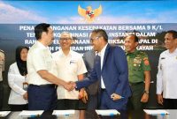 Pemerintah melalui Kementerian Koordinator Bidang Kemaritiman dan Investasi (Kemenko Marves) RI, bersama delapan kementerian dan lembaga terkait, resmi tandatangani komitmen pungutan liar di laut, Jakarta, Selasa, (15/10/2024). Foto. Humas Kemenko Marves.