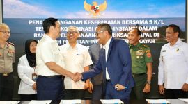 Pemerintah melalui Kementerian Koordinator Bidang Kemaritiman dan Investasi (Kemenko Marves) RI, bersama delapan kementerian dan lembaga terkait, resmi tandatangani komitmen pungutan liar di laut, Jakarta, Selasa, (15/10/2024). Foto. Humas Kemenko Marves.