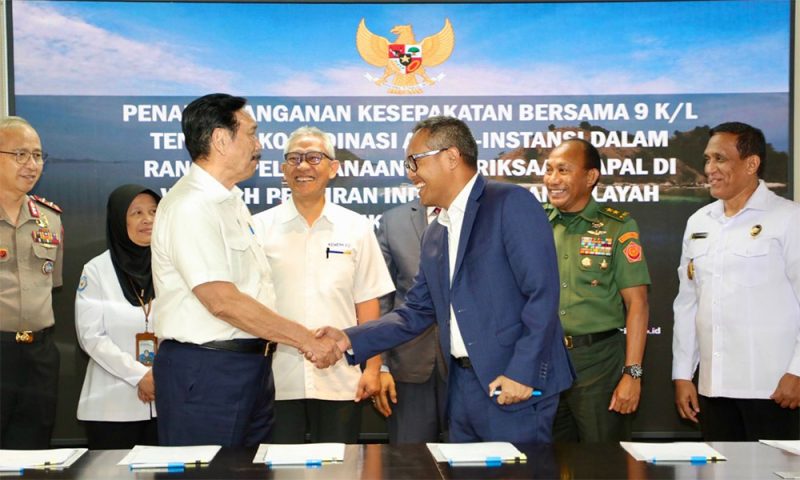 Pemerintah melalui Kementerian Koordinator Bidang Kemaritiman dan Investasi (Kemenko Marves) RI, bersama delapan kementerian dan lembaga terkait, resmi tandatangani komitmen pungutan liar di laut, Jakarta, Selasa, (15/10/2024). Foto. Humas Kemenko Marves.