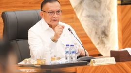 Wakil Menteri Koordinator Bidang Politik dan Keamanan, Lodewijk Freidrich Paulus, memimpin rapat koordinasi (rakor) untuk mempersiapkan Pilkada Serentak 2024, Rabu (30/10/2024) di Jakarta. Foto. Humas Kemenko Polhukam RI.