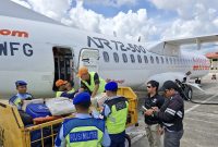 Komandan Lanud Raden Sadjad Natuna, Kolonel Pnb Dedy Iskandar, menginstruksikan personel Satpomau, Intelijen, dan Babinpotdirga untuk mengawal logistik pemilu yang tiba di Bandara Raden Sadjad Natuna, Kamis, (24/10/2024). Foto. tni.mil.id