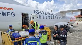 Komandan Lanud Raden Sadjad Natuna, Kolonel Pnb Dedy Iskandar, menginstruksikan personel Satpomau, Intelijen, dan Babinpotdirga untuk mengawal logistik pemilu yang tiba di Bandara Raden Sadjad Natuna, Kamis, (24/10/2024). Foto. tni.mil.id