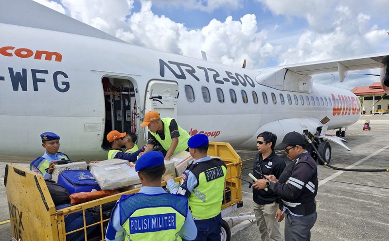 Komandan Lanud Raden Sadjad Natuna, Kolonel Pnb Dedy Iskandar, menginstruksikan personel Satpomau, Intelijen, dan Babinpotdirga untuk mengawal logistik pemilu yang tiba di Bandara Raden Sadjad Natuna, Kamis, (24/10/2024). Foto. tni.mil.id