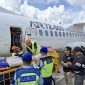 Komandan Lanud Raden Sadjad Natuna, Kolonel Pnb Dedy Iskandar, menginstruksikan personel Satpomau, Intelijen, dan Babinpotdirga untuk mengawal logistik pemilu yang tiba di Bandara Raden Sadjad Natuna, Kamis, (24/10/2024). Foto. tni.mil.id