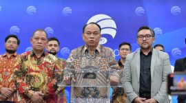 Menkominfo Budi Arie Setiadi (tengah) bersama Dirjen IKP Kominfo Prabunandya Revta Revolusi (kanan) dan Anggota Bawaslu Totok Hariyono (kiri). Foto: Amiri Yandi/InfoPublik