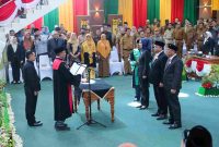 Tiga Pimpinan Dewan Perwakilan Rakyat Daerah (DPRD) Kota Tanjungpinang resmi dilantik dalam rapat paripurna istimewa di ruangan rapat utama DPRD Tanjungpinang, Selasa (22/10/2024). Foto: Diskominfo Tanjungpinang