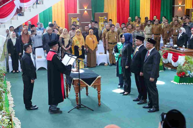 Tiga Pimpinan Dewan Perwakilan Rakyat Daerah (DPRD) Kota Tanjungpinang resmi dilantik dalam rapat paripurna istimewa di ruangan rapat utama DPRD Tanjungpinang, Selasa (22/10/2024). Foto: Diskominfo Tanjungpinang