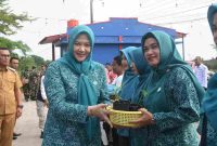 Penjabat (Pj.) Ketua TP PKK Kota Tanjungpinang, Efa Sri Nurlatifa Khifayana, menyerahkan bibit cabai kepada Ketua PKK Kecamatan dan Kelurahan di wilayah Bukit Bestari, Senin (21/10/2024). Foto: INIKEPRI.COM

