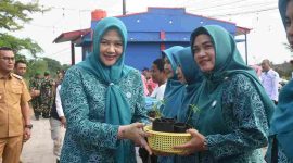 Penjabat (Pj.) Ketua TP PKK Kota Tanjungpinang, Efa Sri Nurlatifa Khifayana, menyerahkan bibit cabai kepada Ketua PKK Kecamatan dan Kelurahan di wilayah Bukit Bestari, Senin (21/10/2024). Foto: INIKEPRI.COM
