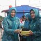 Penjabat (Pj.) Ketua TP PKK Kota Tanjungpinang, Efa Sri Nurlatifa Khifayana, menyerahkan bibit cabai kepada Ketua PKK Kecamatan dan Kelurahan di wilayah Bukit Bestari, Senin (21/10/2024). Foto: INIKEPRI.COM
