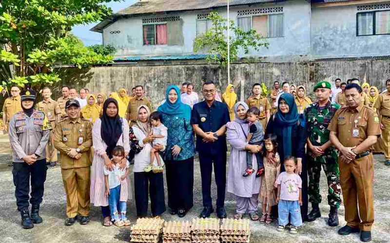 Penjabat (Pj.) Wali Kota Tanjungpinang, Andri Rizal, mengapresiasi inisiasi program inovatif pro amazing yang diimplementasikan melalui kegiatan sedekah telur (sedulur) oleh kecamatan Tanjungpinang Barat. Foto: Diskominfo Tanjungpinang