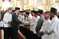 Presiden Jokowi menyerahkan sertifikat tanah wakaf, di Masjid Baitul Izzah, Padang Harapan, Gading Cempaka, Kota Bengkulu, Bengkulu, Jumat (15/2/2019) siang. Foto: Jay/Humas Setkab