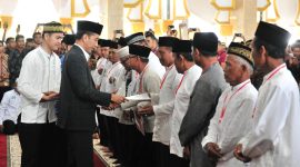 Presiden Jokowi menyerahkan sertifikat tanah wakaf, di Masjid Baitul Izzah, Padang Harapan, Gading Cempaka, Kota Bengkulu, Bengkulu, Jumat (15/2/2019) siang. Foto: Jay/Humas Setkab


