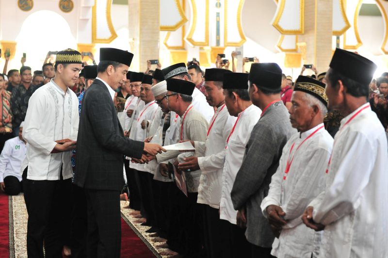 Presiden Jokowi menyerahkan sertifikat tanah wakaf, di Masjid Baitul Izzah, Padang Harapan, Gading Cempaka, Kota Bengkulu, Bengkulu, Jumat (15/2/2019) siang. Foto: Jay/Humas Setkab