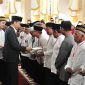 Presiden Jokowi menyerahkan sertifikat tanah wakaf, di Masjid Baitul Izzah, Padang Harapan, Gading Cempaka, Kota Bengkulu, Bengkulu, Jumat (15/2/2019) siang. Foto: Jay/Humas Setkab

