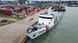 Tampak KN Pulau Dana-323 yang akan berangkat ke Singapura dan Vietnam untuk menjalankan misi Muhibah dari Dermaga Batu Ampar, Batam. Foto : Humas Bakamla RI/Yuhanes Antara