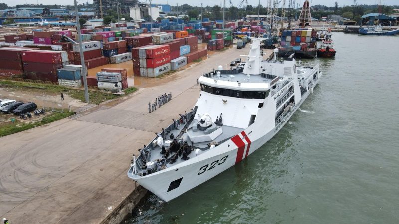 Tampak KN Pulau Dana-323 yang akan berangkat ke Singapura dan Vietnam untuk menjalankan misi Muhibah dari Dermaga Batu Ampar, Batam. Foto : Humas Bakamla RI/Yuhanes Antara