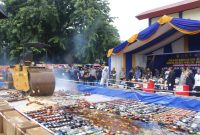 Bea Cukai Batam memusnahkan barang-barang hasil penindakan di bidang kepabeanan dan cukai periode 2017 hingga 2024 senilai Rp16,4 miliar. Pemusnahan dilaksanakan di Dermaga Bea Cukai Tanjung Ucang, Kota Batam, pada Kamis (10/10). Foto: Humas Bea Cukai Batam