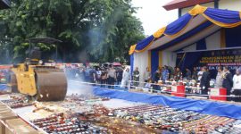 Bea Cukai Batam memusnahkan barang-barang hasil penindakan di bidang kepabeanan dan cukai periode 2017 hingga 2024 senilai Rp16,4 miliar. Pemusnahan dilaksanakan di Dermaga Bea Cukai Tanjung Ucang, Kota Batam, pada Kamis (10/10). Foto: Humas Bea Cukai Batam