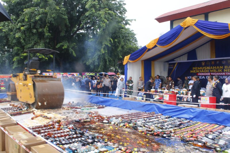 Bea Cukai Batam memusnahkan barang-barang hasil penindakan di bidang kepabeanan dan cukai periode 2017 hingga 2024 senilai Rp16,4 miliar. Pemusnahan dilaksanakan di Dermaga Bea Cukai Tanjung Ucang, Kota Batam, pada Kamis (10/10). Foto: Humas Bea Cukai Batam