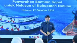 PT Pertamina (Persero) bersama Komunitas Pandu Laut Nusantara berkolaborasi hadirkan kapal dan paket jaring ikan untuk nelayan Natuna. Foto: Humas Pertamina
