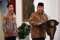Presiden Prabowo Subianto (kanan) didampingi Wapres Gibran Rakabuming Raka (kiri) mengumumkan jajaran menteri Kabinet Merah Putih di Istana Merdeka, Jakarta, Minggu (20/10/2024). Sebanyak tujuh menteri koordinator (Menko), 41 menteri, dan lima pejabat setingkat menteri masuk dalam Kabinet Merah Putih. Foto: ANTARA/Hafidz Mubarak A/app/wpa.
