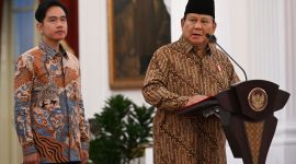 Presiden Prabowo Subianto (kanan) didampingi Wapres Gibran Rakabuming Raka (kiri) mengumumkan jajaran menteri Kabinet Merah Putih di Istana Merdeka, Jakarta, Minggu (20/10/2024). Sebanyak tujuh menteri koordinator (Menko), 41 menteri, dan lima pejabat setingkat menteri masuk dalam Kabinet Merah Putih. Foto: ANTARA/Hafidz Mubarak A/app/wpa.