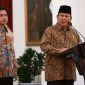 Presiden Prabowo Subianto (kanan) didampingi Wapres Gibran Rakabuming Raka (kiri) mengumumkan jajaran menteri Kabinet Merah Putih di Istana Merdeka, Jakarta, Minggu (20/10/2024). Sebanyak tujuh menteri koordinator (Menko), 41 menteri, dan lima pejabat setingkat menteri masuk dalam Kabinet Merah Putih. Foto: ANTARA/Hafidz Mubarak A/app/wpa.