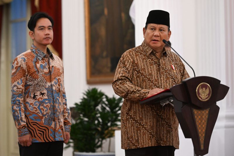 Presiden Prabowo Subianto (kanan) didampingi Wapres Gibran Rakabuming Raka (kiri) mengumumkan jajaran menteri Kabinet Merah Putih di Istana Merdeka, Jakarta, Minggu (20/10/2024). Sebanyak tujuh menteri koordinator (Menko), 41 menteri, dan lima pejabat setingkat menteri masuk dalam Kabinet Merah Putih. Foto: ANTARA/Hafidz Mubarak A/app/wpa.