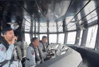 Personel KN Pulau Dana 323 Bakamla RI yang mengusir Kapal China Coast Guard (CCG) 5402 kembali memasuki wilayah yurisdiksi Indonesia di Laut Natuna Utara pada Kamis (24/10/2024). Foto: Pranata Humas Bakama RI/Yuhanes Antara