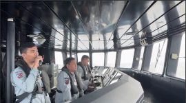 Personel KN Pulau Dana 323 Bakamla RI yang mengusir Kapal China Coast Guard (CCG) 5402 kembali memasuki wilayah yurisdiksi Indonesia di Laut Natuna Utara pada Kamis (24/10/2024). Foto: Pranata Humas Bakama RI/Yuhanes Antara