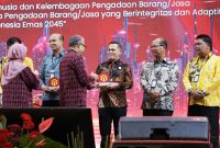 Pemerintah Provinsi Kepulauan Riau kembali menorehkan prestasi membanggakan di kancah nasional. Pemprov Kepri berhasil meraih Penghargaan UKPBJ Proaktif dengan capaian tertinggi dalam melibatkan Usaha Menengah Kecil (UMK), berdasarkan data yang dikelola oleh Lembaga Kebijakan Pengadaan Barang/Jasa Pemerintah (LKPP). Foto: Diskominfo Kepri