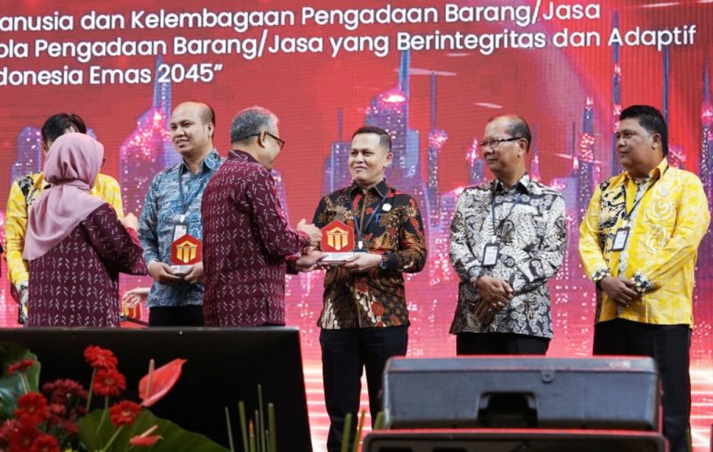 Pemerintah Provinsi Kepulauan Riau kembali menorehkan prestasi membanggakan di kancah nasional. Pemprov Kepri berhasil meraih Penghargaan UKPBJ Proaktif dengan capaian tertinggi dalam melibatkan Usaha Menengah Kecil (UMK), berdasarkan data yang dikelola oleh Lembaga Kebijakan Pengadaan Barang/Jasa Pemerintah (LKPP). Foto: Diskominfo Kepri