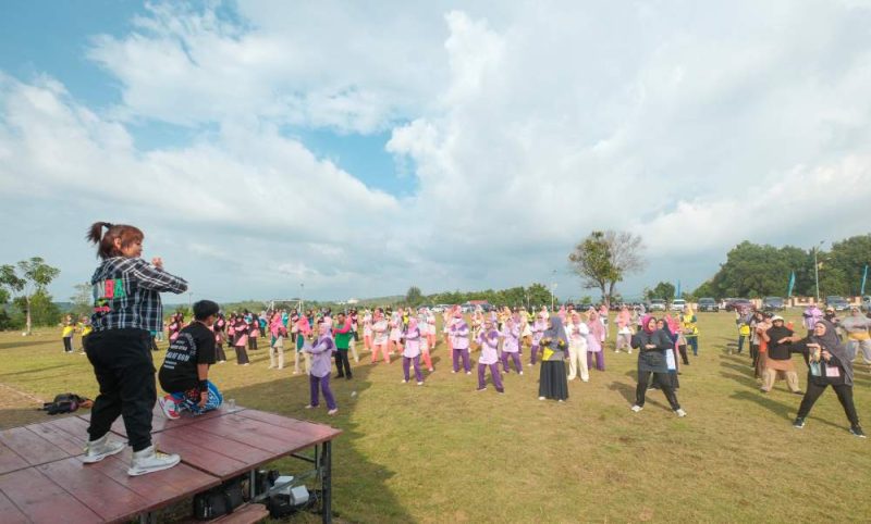 Kader Pemberdayaan dan Kesejahteraan Keluarga (PKK) Kota Tanjungpinang menggelar senam sehat, di halaman Rumah Dinas Wali Kota, Jum'at, 25 Oktober 2024. Foto: Diskominfo Tanjungpinang