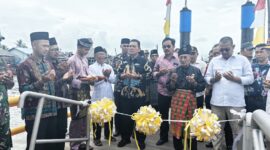 Gubernur Provinsi Kepulauan Riau (Kepri), Ansar Ahmad meresmikan Dermaga Apung yang terbuat dari bahan High Density Polyethylene (HDPE) di Pelabuhan Desa Telaga Tujuh, Kecamatan Durai, Kabupaten Karimun, pada Minggu (24/11/2024) Siang. Foto: Diskominfo Kepri