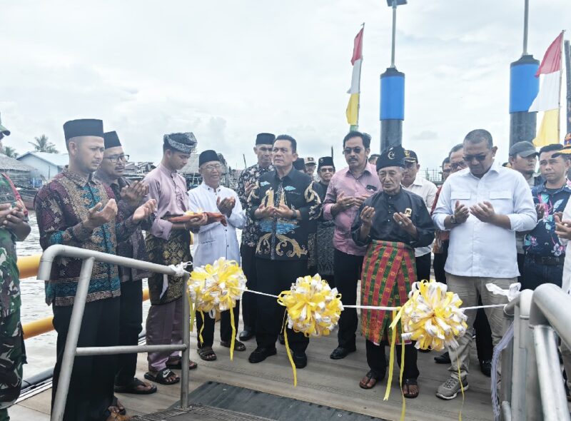 Gubernur Provinsi Kepulauan Riau (Kepri), Ansar Ahmad meresmikan Dermaga Apung yang terbuat dari bahan High Density Polyethylene (HDPE) di Pelabuhan Desa Telaga Tujuh, Kecamatan Durai, Kabupaten Karimun, pada Minggu (24/11/2024) Siang. Foto: Diskominfo Kepri