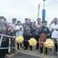 Gubernur Provinsi Kepulauan Riau (Kepri), Ansar Ahmad meresmikan Dermaga Apung yang terbuat dari bahan High Density Polyethylene (HDPE) di Pelabuhan Desa Telaga Tujuh, Kecamatan Durai, Kabupaten Karimun, pada Minggu (24/11/2024) Siang. Foto: Diskominfo Kepri