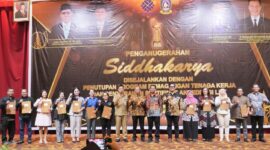 Pemerintah Provinsi Kepulauan Riau memberikan Anugerah Siddhakarya kepada 6 perusahaan kecil hingga menengah kategori unggul. Foto; Diskominfo Kepri