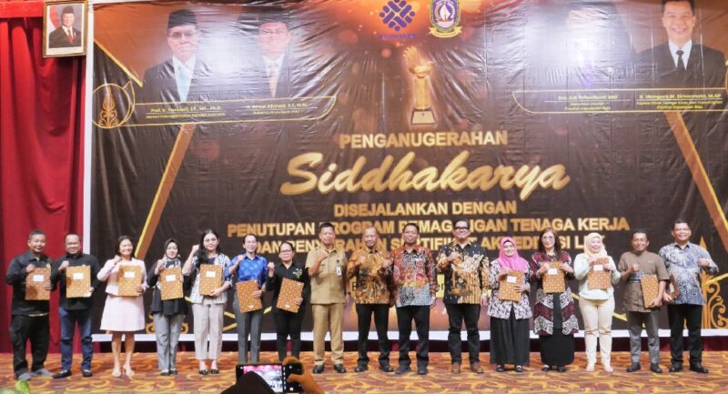 Pemerintah Provinsi Kepulauan Riau memberikan Anugerah Siddhakarya kepada 6 perusahaan kecil hingga menengah kategori unggul. Foto; Diskominfo Kepri