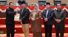 DPRD Provinsi Kepulauan Riau menyelenggarakan Rapat Paripurna ke-14 Masa Sidang I Tahun Sidang 2024-2025 pada Kamis (28/11/2024) di Ruang Sidang Utama Balairung Raja Khalid Hitam, Pulau Dompak. Foto: INIKEPRI.COM