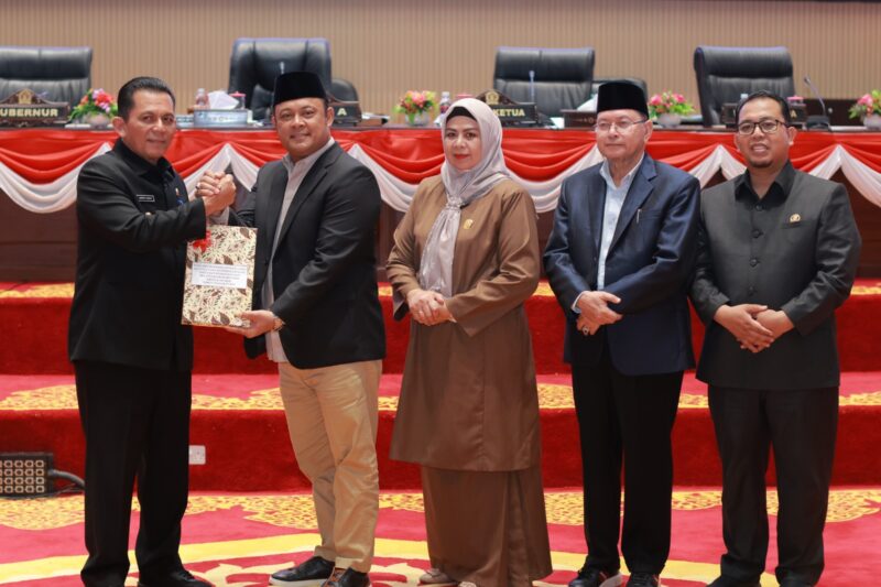 DPRD Provinsi Kepulauan Riau menyelenggarakan Rapat Paripurna ke-14 Masa Sidang I Tahun Sidang 2024-2025 pada Kamis (28/11/2024) di Ruang Sidang Utama Balairung Raja Khalid Hitam, Pulau Dompak. Foto: INIKEPRI.COM