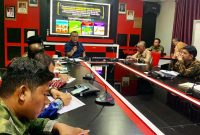 Penjabat (Pj.) Wali Kota Tanjungpinang, Andri Rizal, bersama Asisten Pemerintahan dan Kesra, Tamrin Dahlan, melaksanakan rapat koordinasi dengan camat dan lurah se-Kota Tanjungpinang, Kamis (14/11/2024), di ruang rapat utama kantor Bappelitbang. Foto: Diskominfo Tanjungpinang