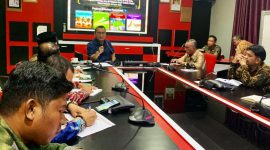 Penjabat (Pj.) Wali Kota Tanjungpinang, Andri Rizal, bersama Asisten Pemerintahan dan Kesra, Tamrin Dahlan, melaksanakan rapat koordinasi dengan camat dan lurah se-Kota Tanjungpinang, Kamis (14/11/2024), di ruang rapat utama kantor Bappelitbang. Foto: Diskominfo Tanjungpinang