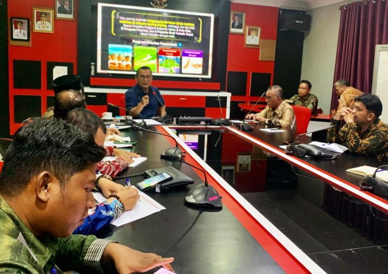 Penjabat (Pj.) Wali Kota Tanjungpinang, Andri Rizal, bersama Asisten Pemerintahan dan Kesra, Tamrin Dahlan, melaksanakan rapat koordinasi dengan camat dan lurah se-Kota Tanjungpinang, Kamis (14/11/2024), di ruang rapat utama kantor Bappelitbang. Foto: Diskominfo Tanjungpinang